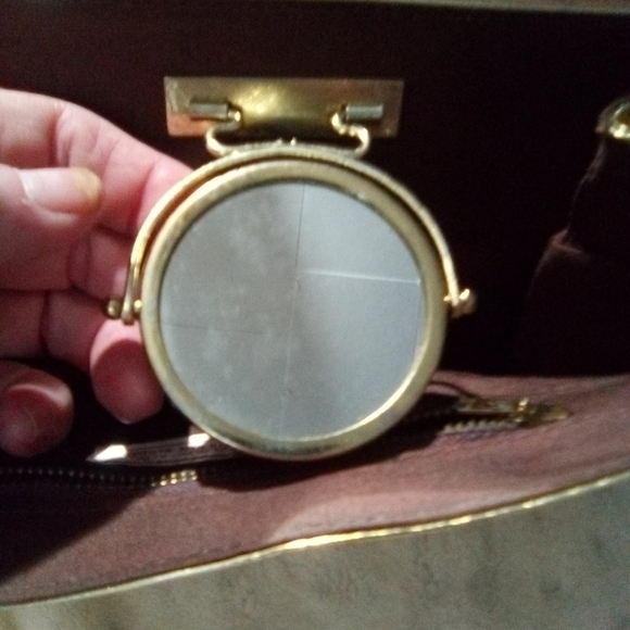 UNBRANDED gold clutch handbag. Mirror included - Picture 4 of 5